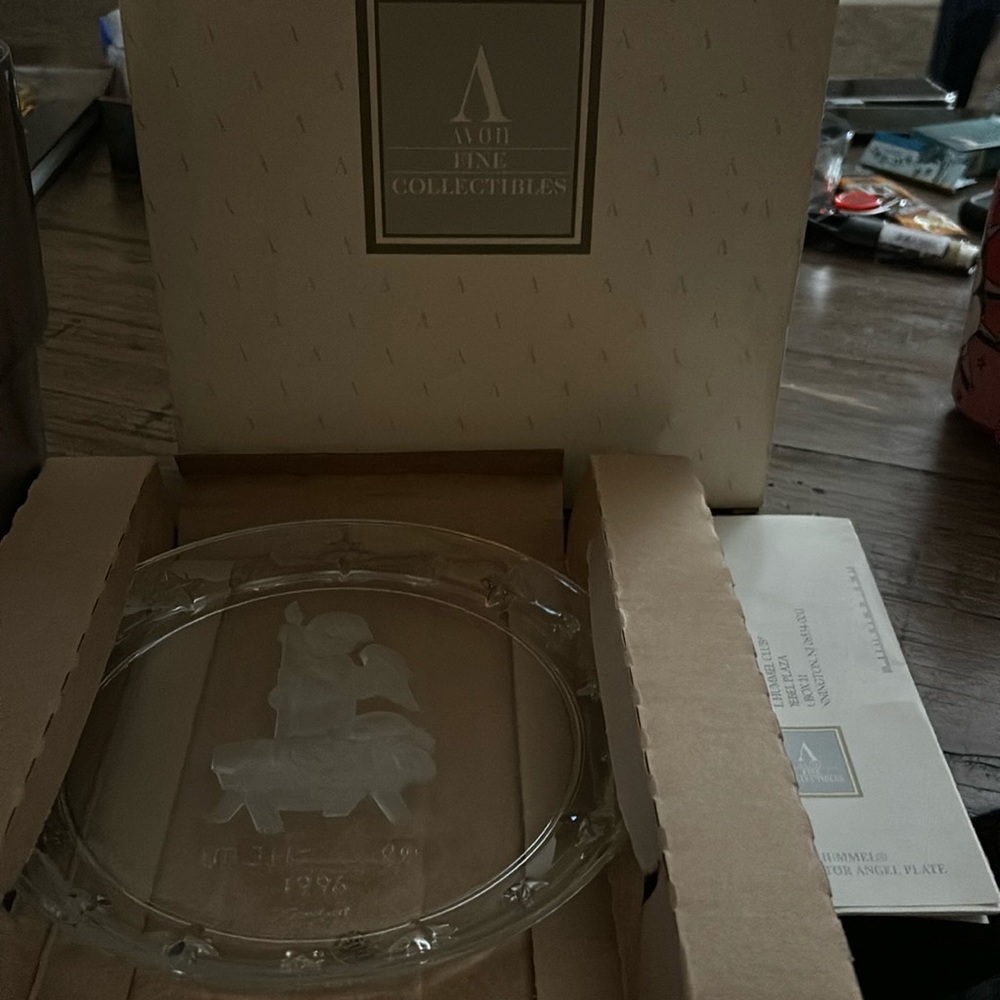 M.L. Hummel 1996 collector angel plate, Avon fine collectibles